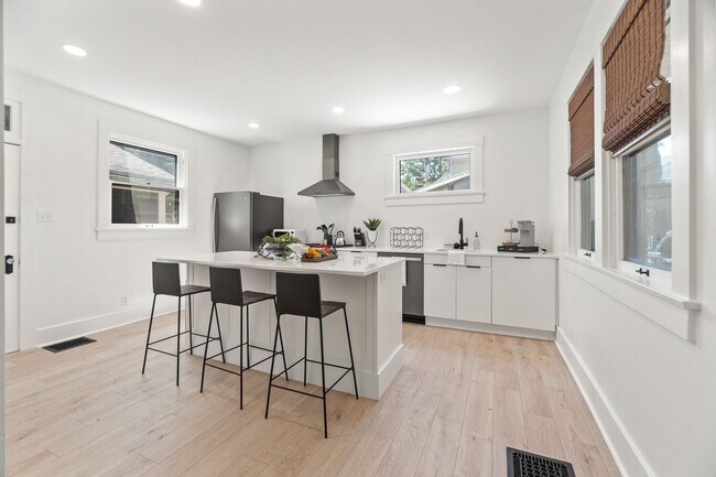 Foto del edificio - Renovated Historic Townhome — 2BR, 1,000 Sq Ft, West Central