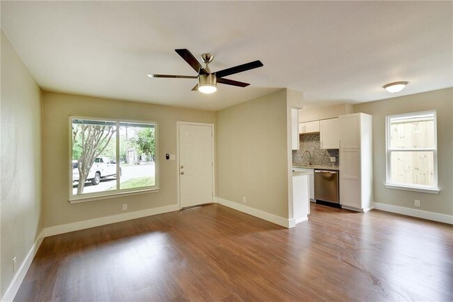Foto del edificio - 7504 Carver Ave