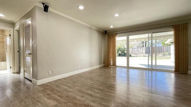 Building Photo - 3713 Justine Dr