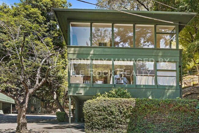 Building Photo - 2710 Le Conte #2 - 2 befroom