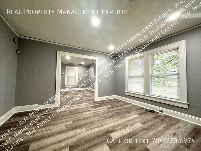Building Photo - **MOVE IN SPECIAL!**Beautifully Renovated ...