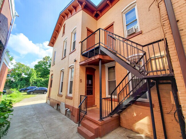 Building Photo - 337 W 8th St