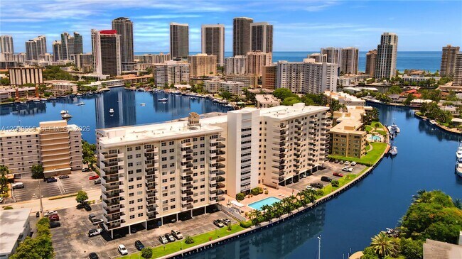 Foto del edificio - 401 Golden Isles Dr