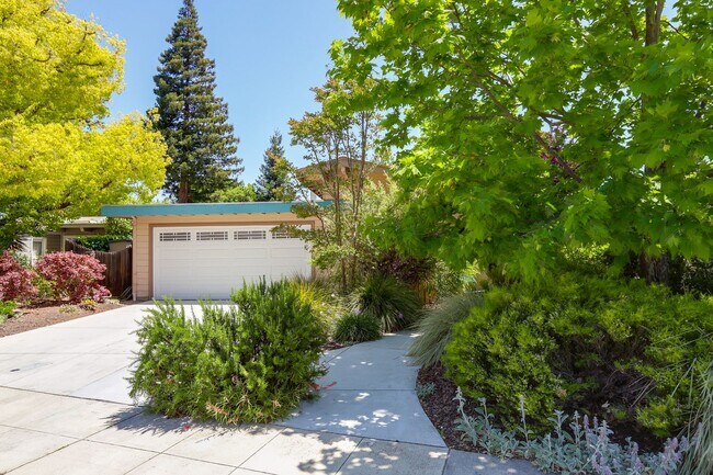Foto del edificio - 4 Bed / 2 Bath Welcoming Midtown Palo Alto...