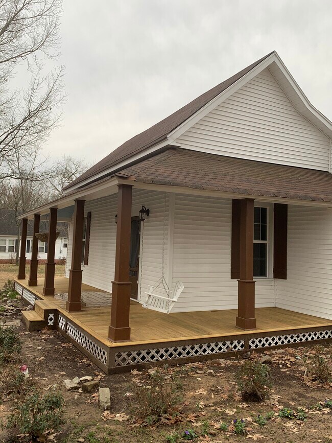 Wraparound porch - 117 Covington St