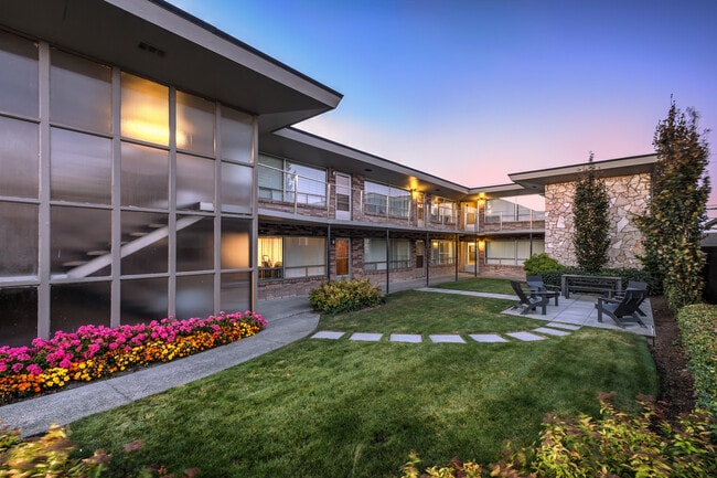 Cascade View Courtyard - Glacier Vista