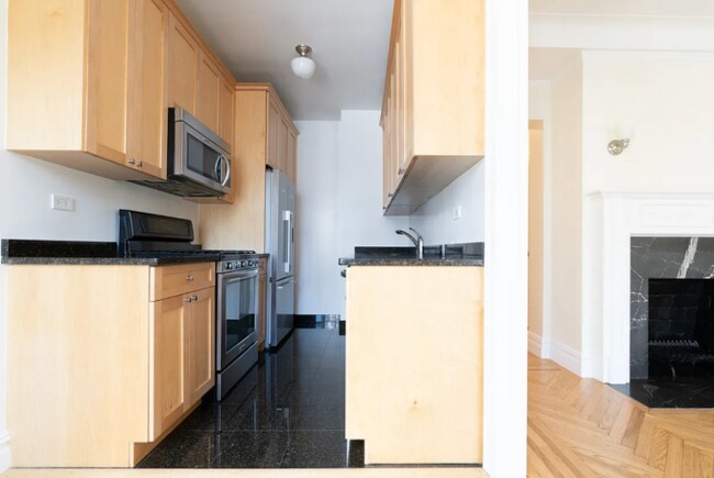 Building Photo - 210 E 68th St