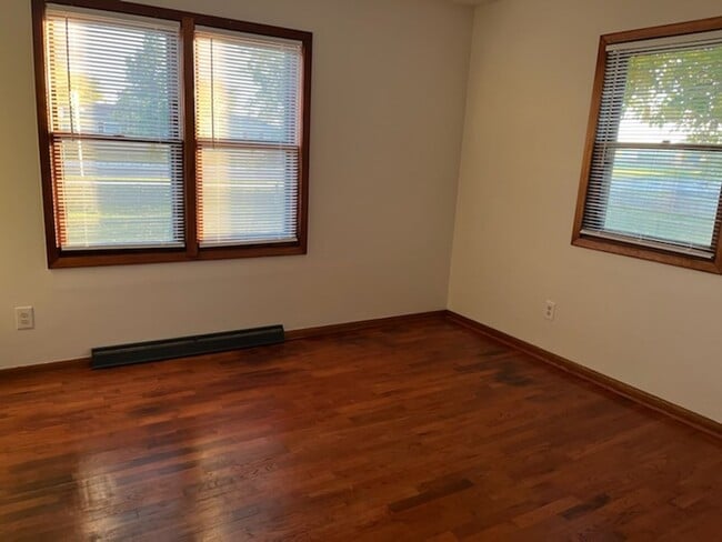 Building Photo - 2 bed 1 bath home for rent