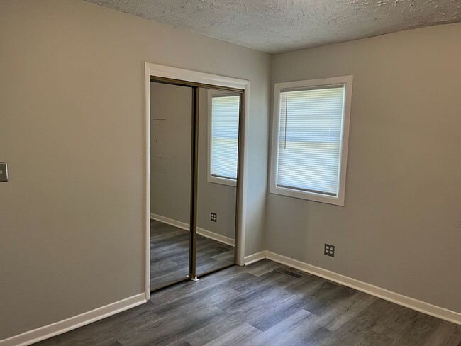 Building Photo - Nice 2 Bedroom 1 bath … Waiting for You to...