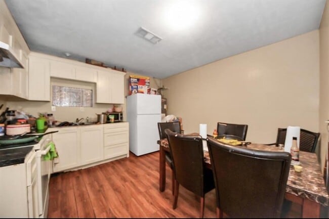 Building Photo - 5734 Oriole St