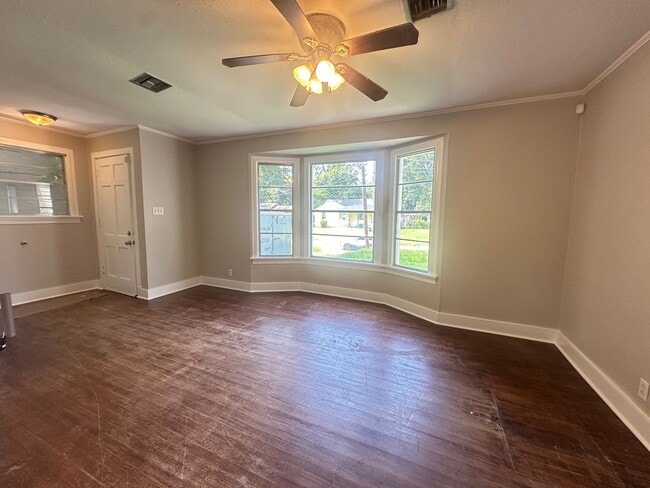 Building Photo - Super cute and close to Querbes Park....