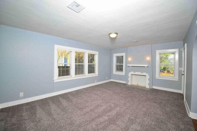 Building Photo - 952 S Darlington Ave