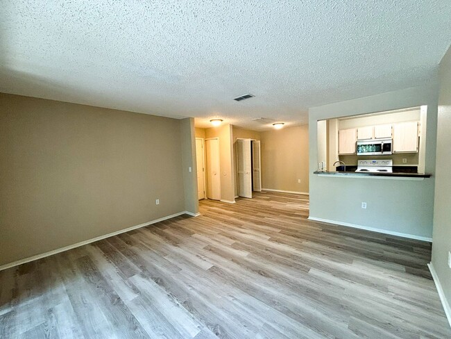 Building Photo - Windsor Park #523 - Pet Friendly!