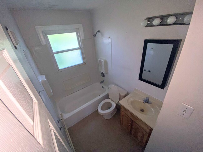 Building Photo - 811 Bella Ln