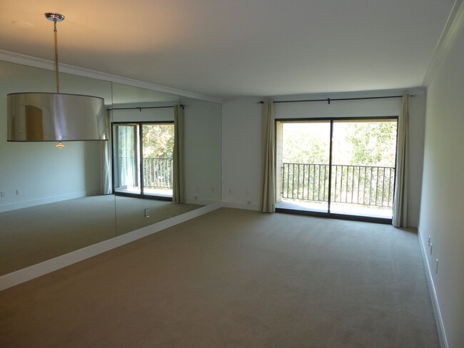 Building Photo - END UNIT CONDO IN SPYGLASS WITH STUNNING V...