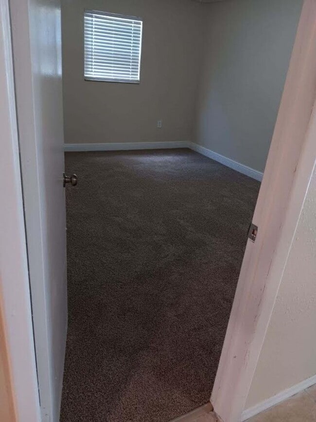 Building Photo - Open and airy 2 bedroom single story unit