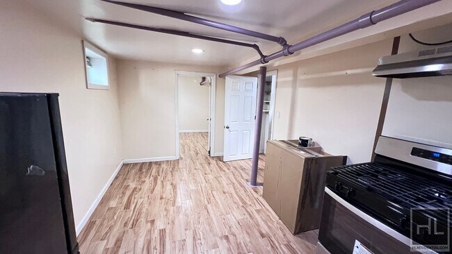Foto del edificio - NEWLY RENOVATED 1 BEDROOM SEMI-BASEMNT  EA...