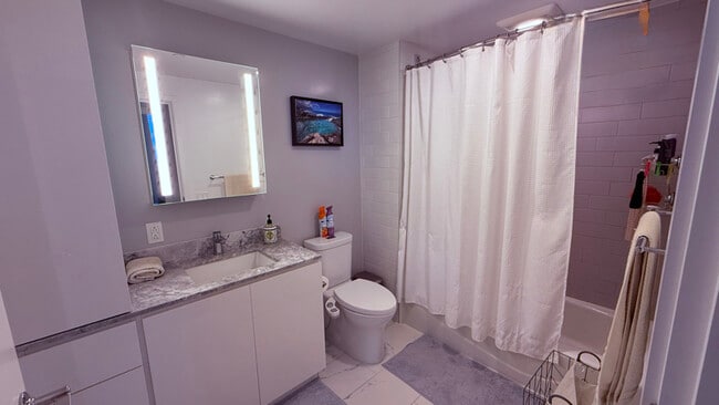 Building Photo - 987 Queen St