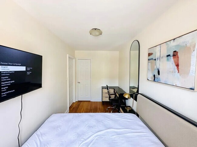 Foto del edificio - Furnished room/NOT APARTMENT