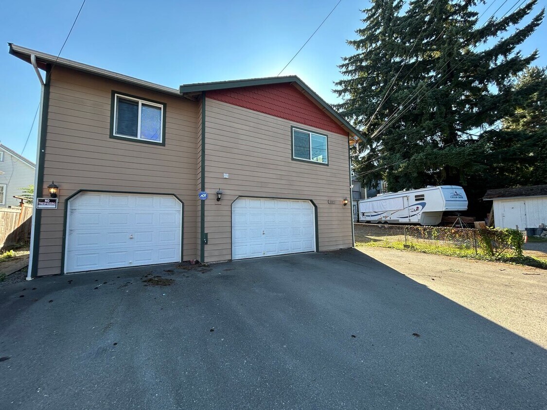 Foto principal - Brand New 2 Bd 1 Ba, 2 Gar Garage in the h...