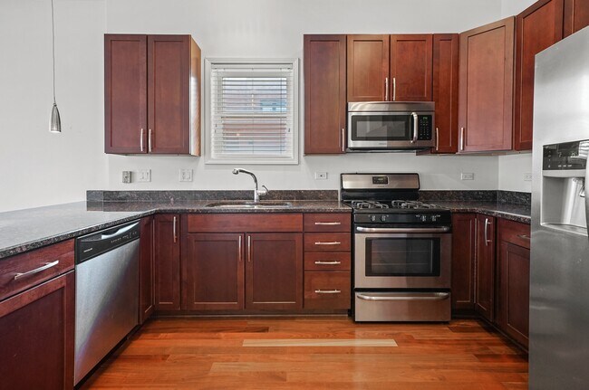 Building Photo - 1314 N Wicker Park Ave