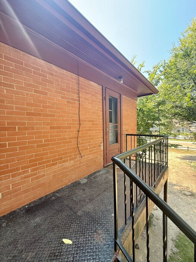 Building Photo - 1123 Laporte Ave