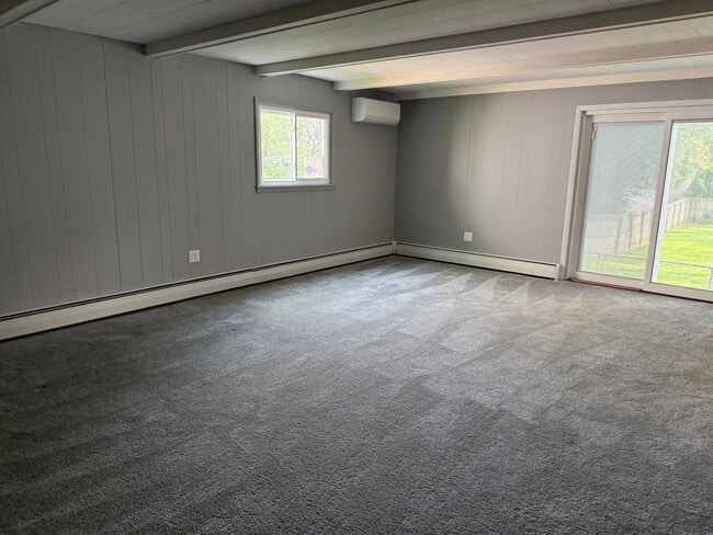 Building Photo - 3 bedrooms, 2 bathrooms, fenced in yard, e...