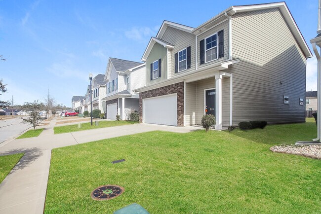 Foto del edificio - Located in the Burnside Farms Neighborhood...