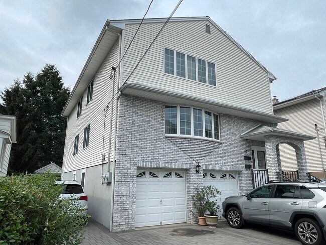 Building Photo - 317 Semel Ave