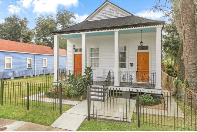 ¡Hermosa Whitney Ave bordeada de árboles! - 320 Whitney Ave