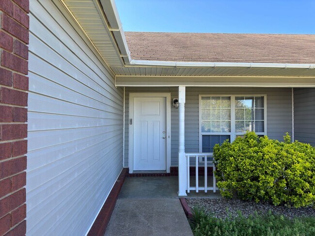 Foto del edificio - Beautifully Remodeled 3 Bed/2 Bath/2-Car G...