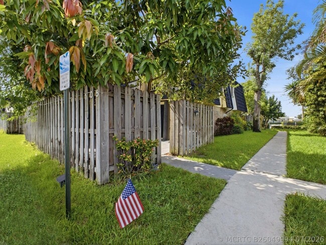 Building Photo - 105 Woodland Rd
