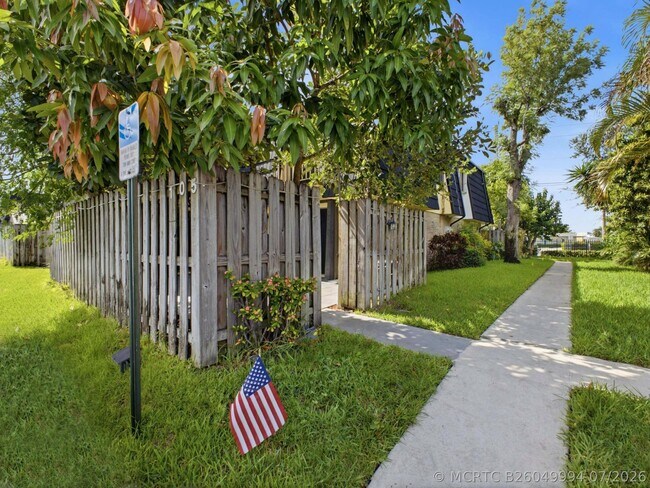 Foto del edificio - 105 Woodland Rd