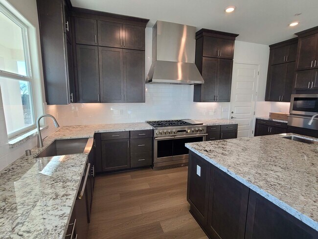 Foto del edificio - BEAUTIFUL BRAND NEW "NEXT-GEN" HOME W/ SOLAR & SIERRA VIEWS!!