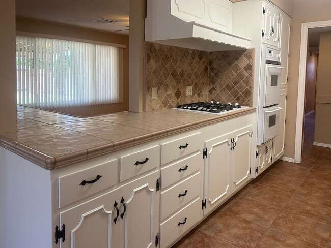 Building Photo - READY NOW! 3+2 with RV Parking!