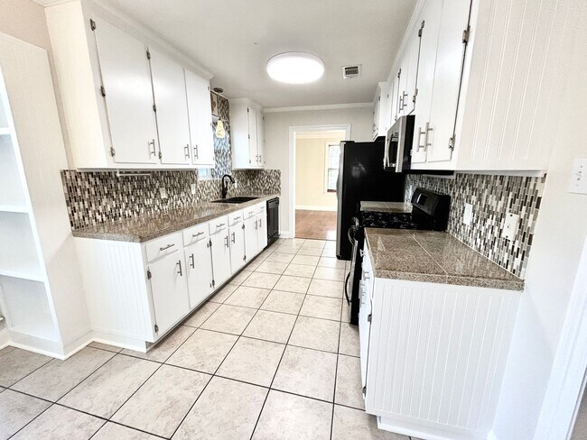 Building Photo - 3 Bedroom House off Millerville