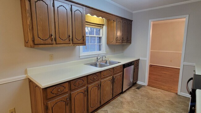 Foto del edificio - 253 Chickering Rd