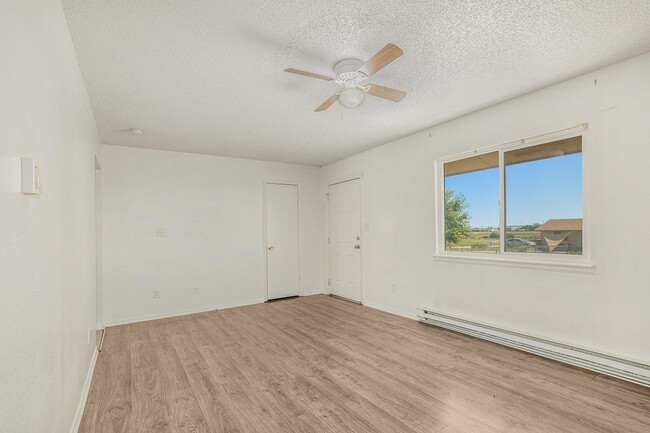 Building Photo - Duplex in Pueblo West!