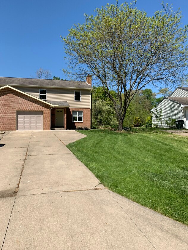 2803 Brighton Cir NW Unit Duplex, Massillon, OH 44646 Apartments in