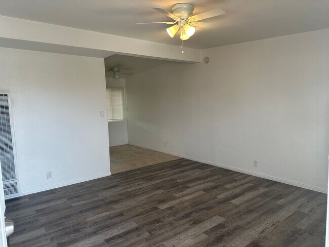 Building Photo - Newly Upgraded 2 Bed 1 Bath Apartment!