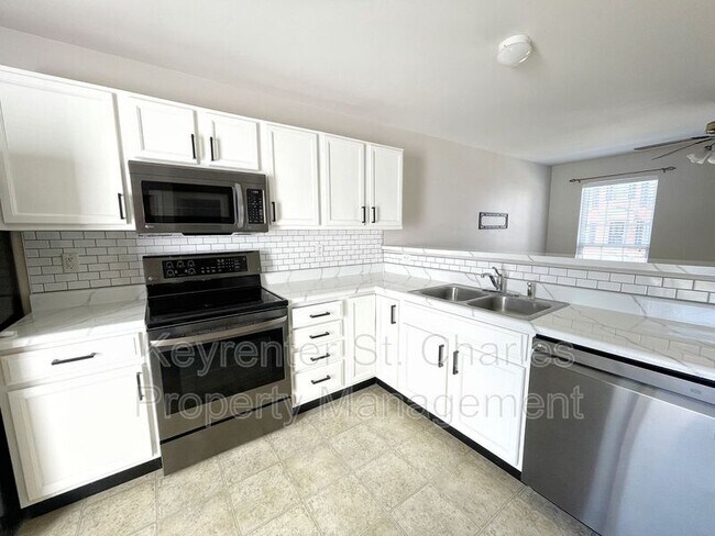 Building Photo - 718 Hyde Dr