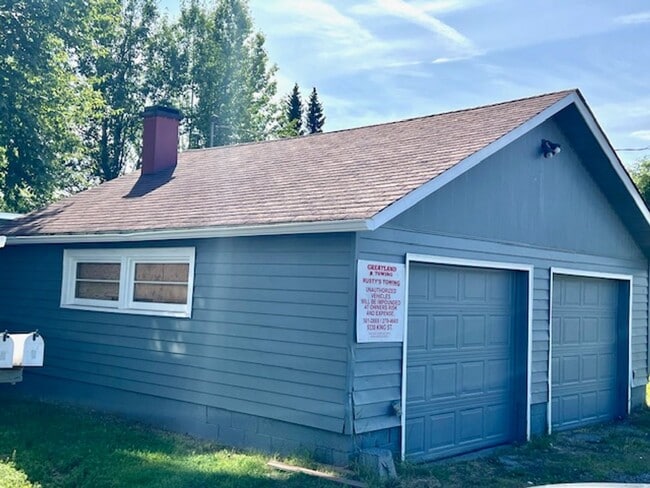 Building Photo - Midtown 3 Bed Apt. w/ 2 Car Garage