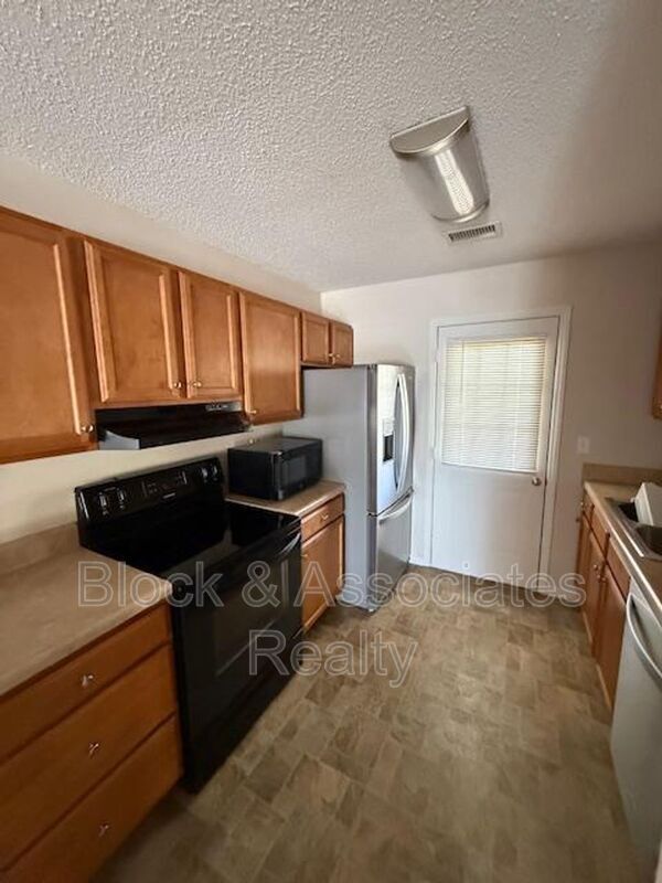 Building Photo - 410 English Ct