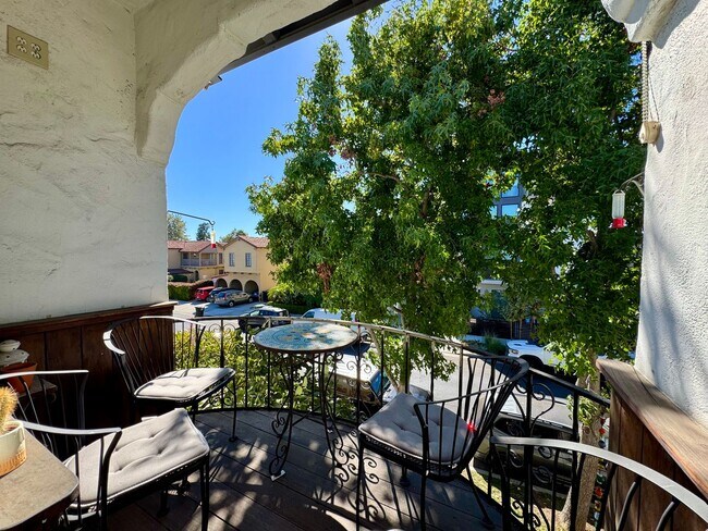 Foto del edificio - Gorgeous Remodeled Spanish 2+1.5 near the ...