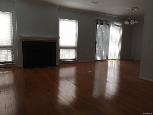 Building Photo - 567 Victoria Ct