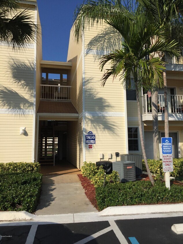 Foto principal - 1850 Charlesmont Dr