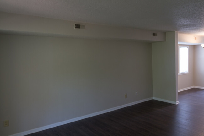 Building Photo - 102 Kingsbury Dr