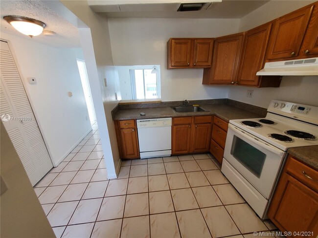 Building Photo - 16750 NE 10th Ave