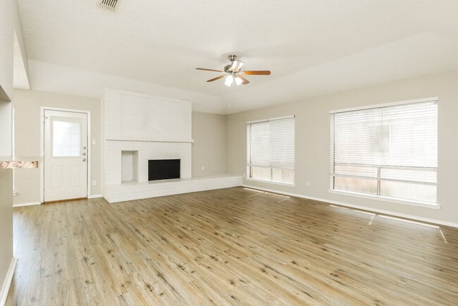 Foto del edificio - 4703 Lost Lake Ln