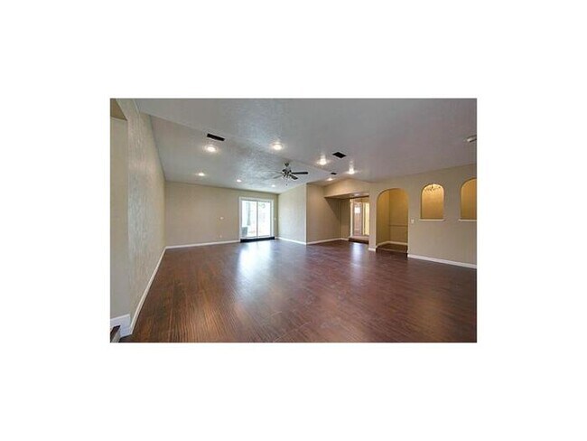 Photo - 1724 Midcrest Dr House